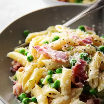 Creamy Pasta with Pancetta and Peas (VIDEO)