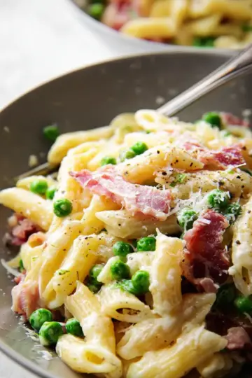 Creamy Pasta with Pancetta and Peas (VIDEO)